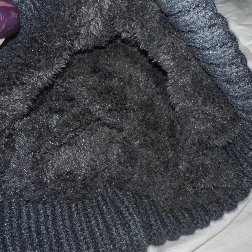 Ugg beanie Black with Pom Pom - Picture 6 of 6